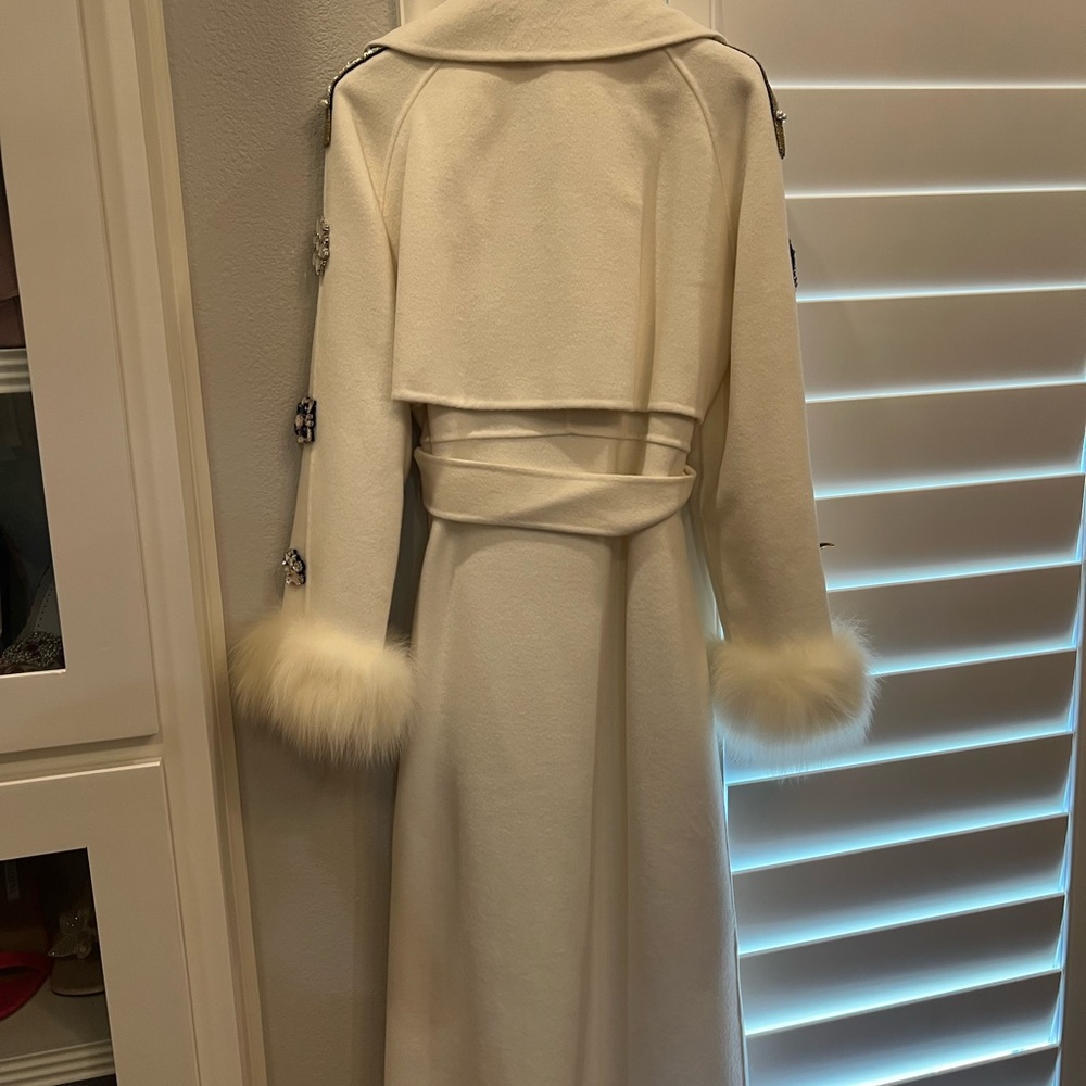 New Regina Italian cashmere blend Ivory Coat with fox Fur Trimand Embellishments - Picture 6 of 11